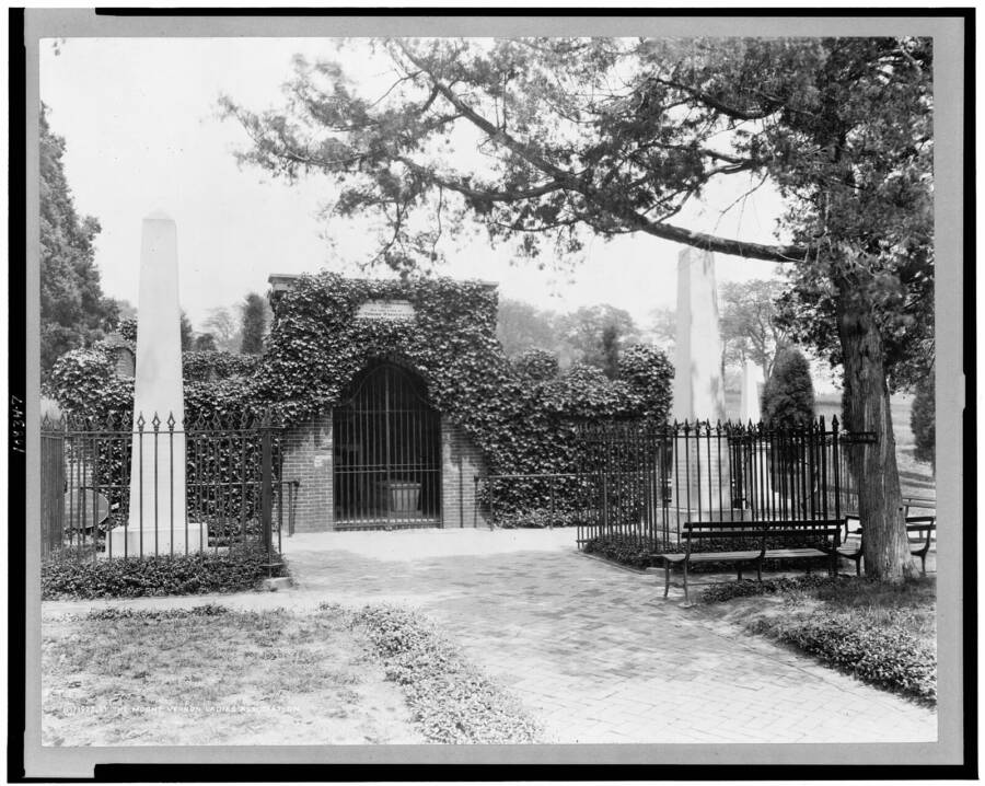 Title:  The tomb of George Washington, Mount Vernon, Virginia
 Abstract/medium:  1 photographic print.